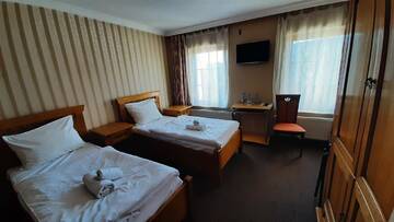 Фото номера Стандартный двухместный номер с 2 отдельными кроватями Отель Hotel Janków г. Жары 5